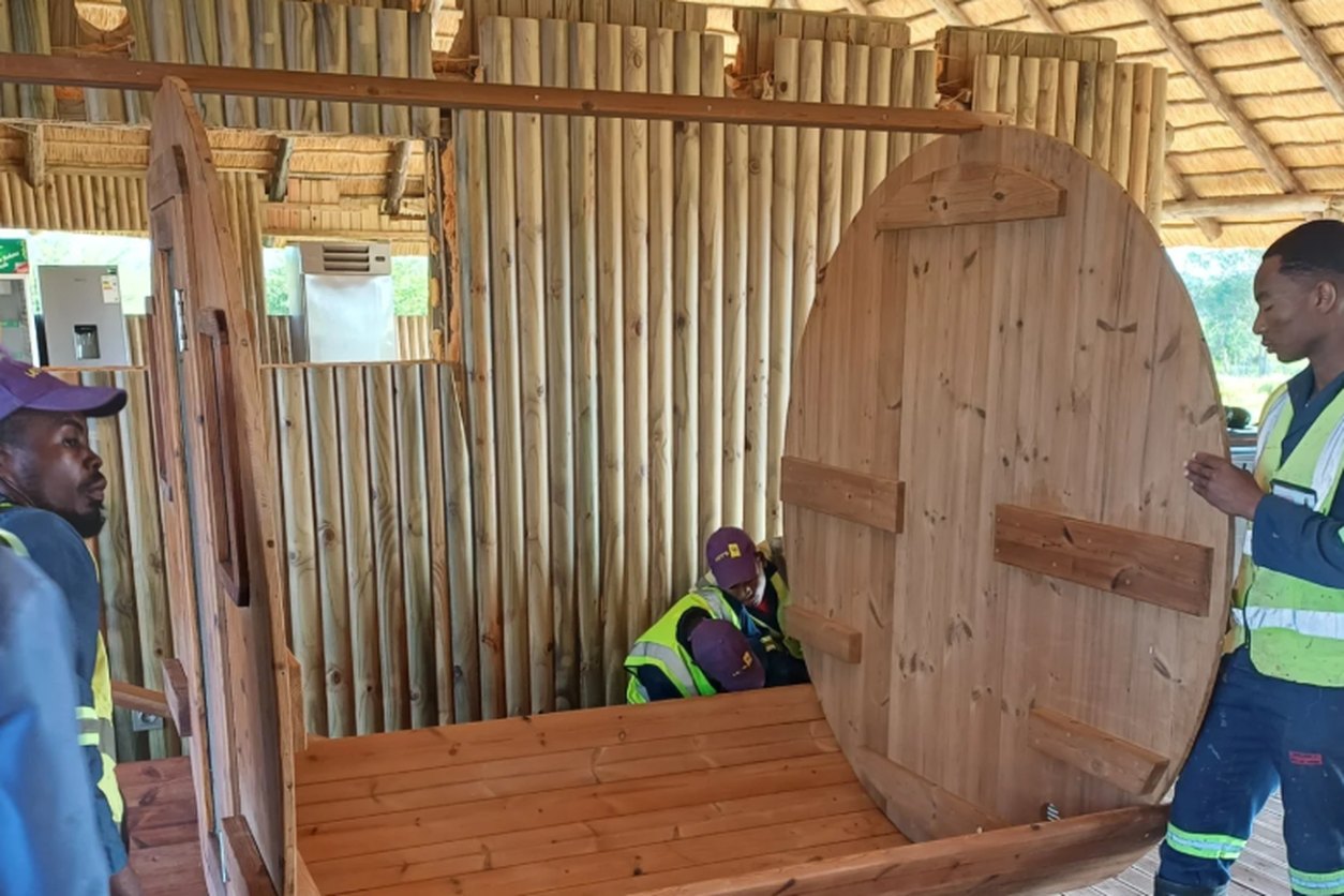 Fitting the staves by hand