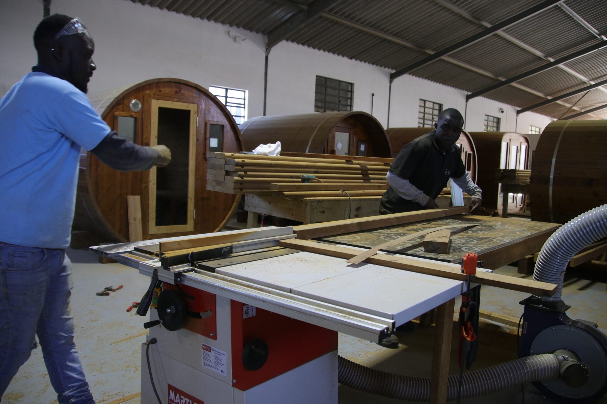 Cutting timber to length on the saw